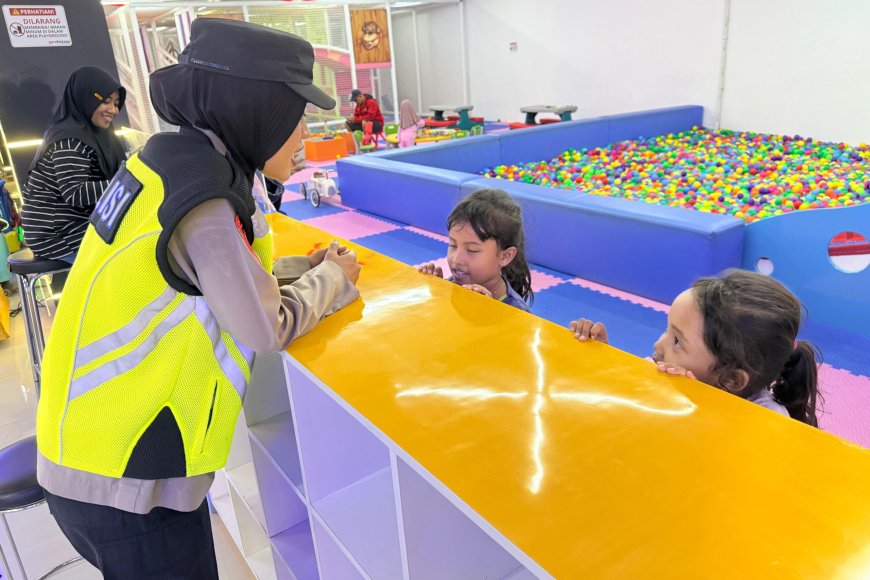 Sentuhan Humanis di Malam Minggu, Polwan Presisi Polres Madiun Edukasi Anak "Berani Berkata Tidak" pada Orang Asing