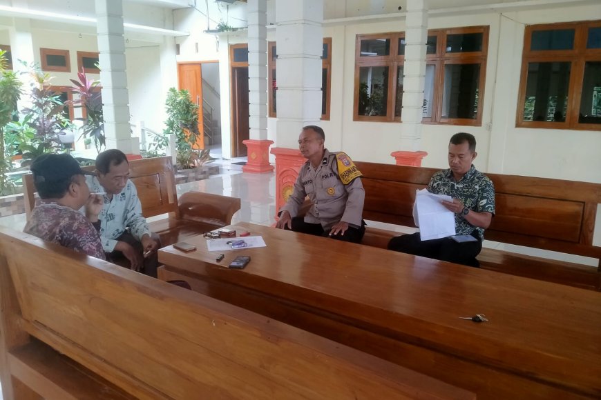 Perkuat Sinergi di Kantor Desa, Bhabinkamtibmas Polsek Pilangkenceng Ajak Perangkat Desa Bulu Tingkatkan Kewaspadaan Lingkungan