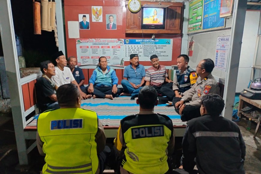 Bhabinkamtibmas Desa Mojopurno Laksanakan Binkhamsa Poskamling untuk Perkuat Keamanan Lingkungan