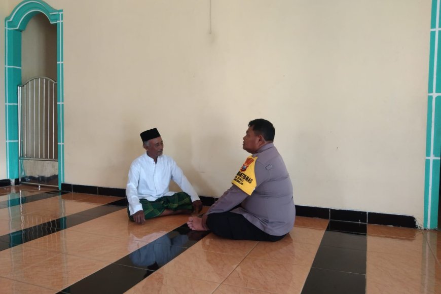 Pererat Silaturahmi, Bhabinkamtibmas Desa Simo Sambangi Tokoh Agama di Mushola Al-Fatah